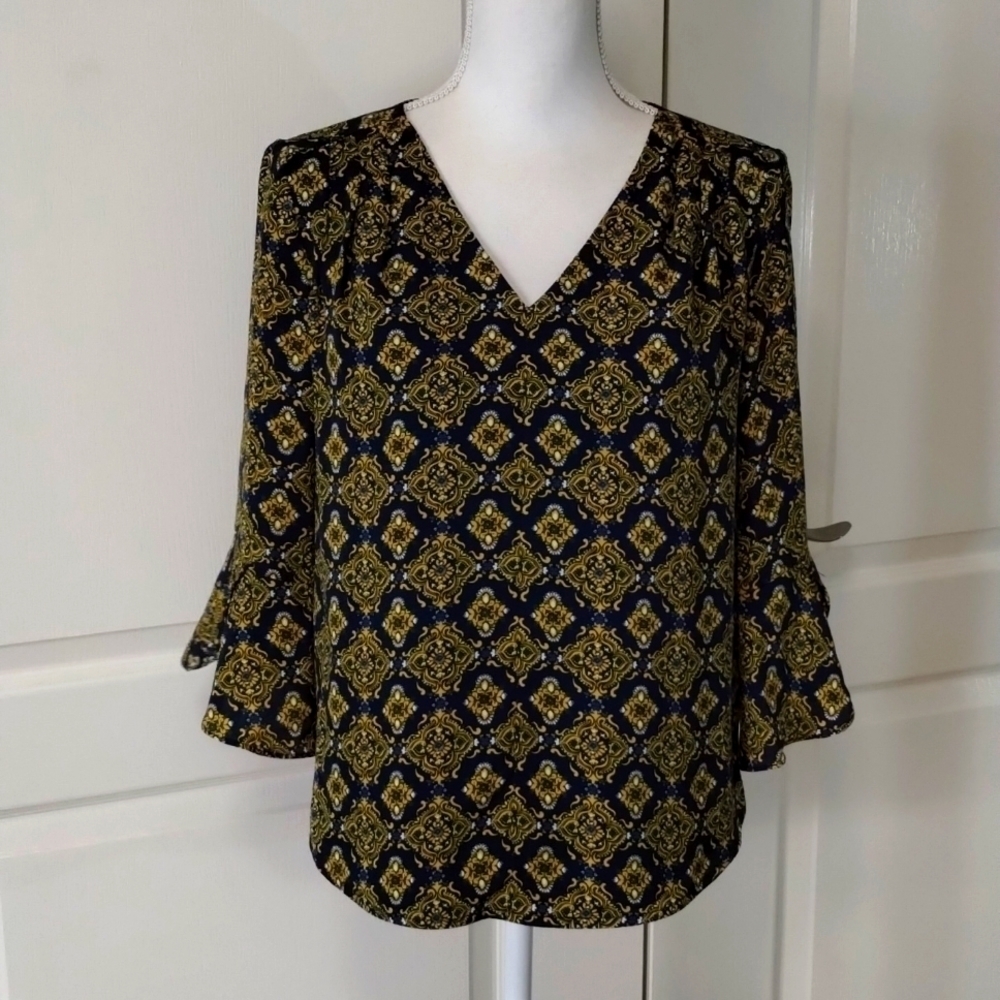 41 Hawthorn women's size small navy and yellow gold print v-neckline blouse